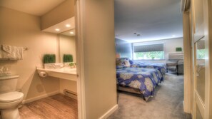 Combined shower/bathtub, hair dryer, towels