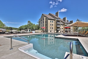 Innendørsbasseng og et oppvarmet basseng