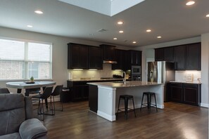 Jääkaappi, mikroaaltouuni, uuni, liesi