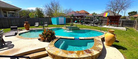 Una piscina al aire libre