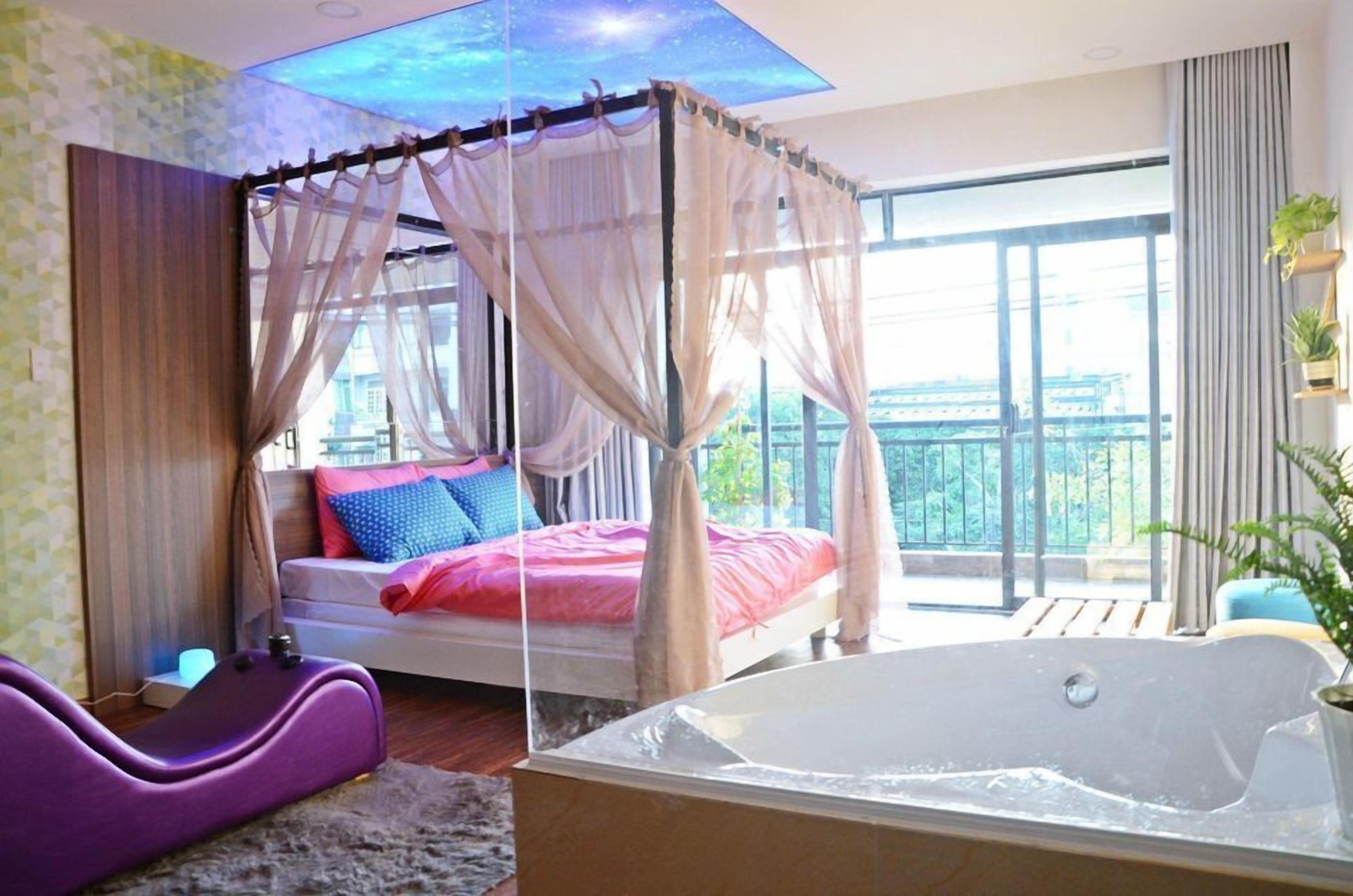 Sunset Room | 1 bedroom, minibar, desk, free WiFi