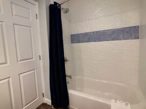 Combined shower/tub, hair dryer, towels