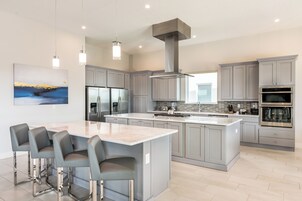 Villa Premier, varias habitaciones | Cocina privada | Frigorífico grande, microondas, horno y placa de cocina