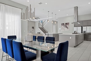 Casa de luxe, diversos dormitoris | Menjador