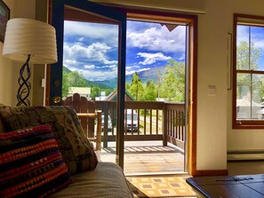 Téléviseur connecté, lecteur de DVD, livres, sélection de films