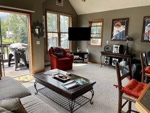 Téléviseur connecté, lecteur de DVD, livres, sélection de films