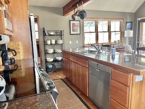 Kylskåp, mikrovågsugn, ugn och spishäll