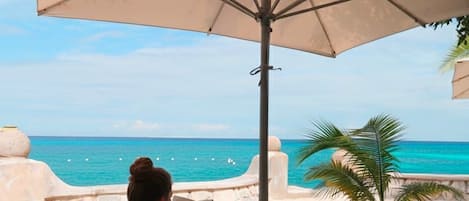 Plage privée, sable blanc, chaise longue, parasol