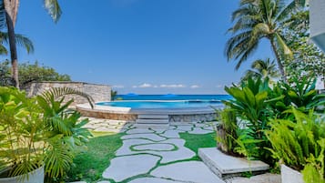 室外游泳池,提供日光浴躺椅