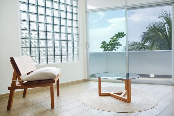 Panoramic Suite | Living area | 42-inch flat-screen TV with digital channels, TV, Netflix - Suites Turquesa (Cozumel)