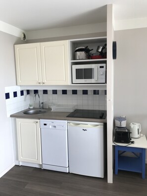 Réfrigérateur, micro-ondes, plaque de cuisson, lave-vaisselle