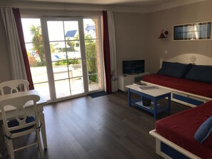 Télévision, table de tennis de table, livres