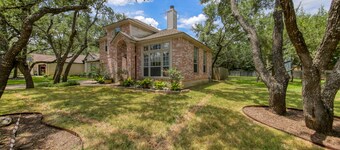 Tree Covered Beauty! Home close to Austin and Freeways, Shopping & more! 