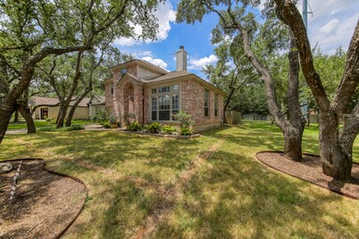 Tree Covered Beauty! Home close to Austin and Freeways, Shopping & more! 