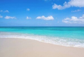 Uma praia com águas turquesa cristalinas e uma faixa de areia.