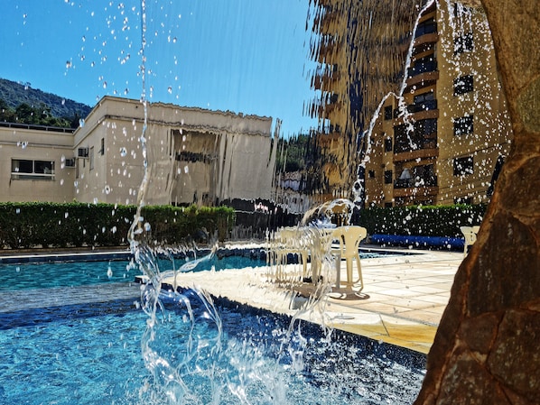 2 Außenpools, Pool mit Wasserfall, Liegestühle