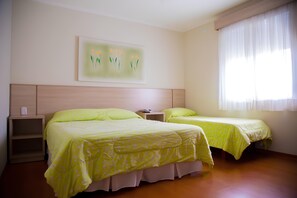 Quarto triplo luxo | Frigobar, Wi-Fi de cortesia, roupa de cama