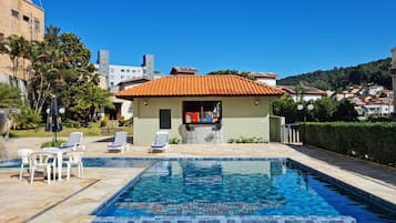 2 Außenpools, Pool mit Wasserfall, Liegestühle