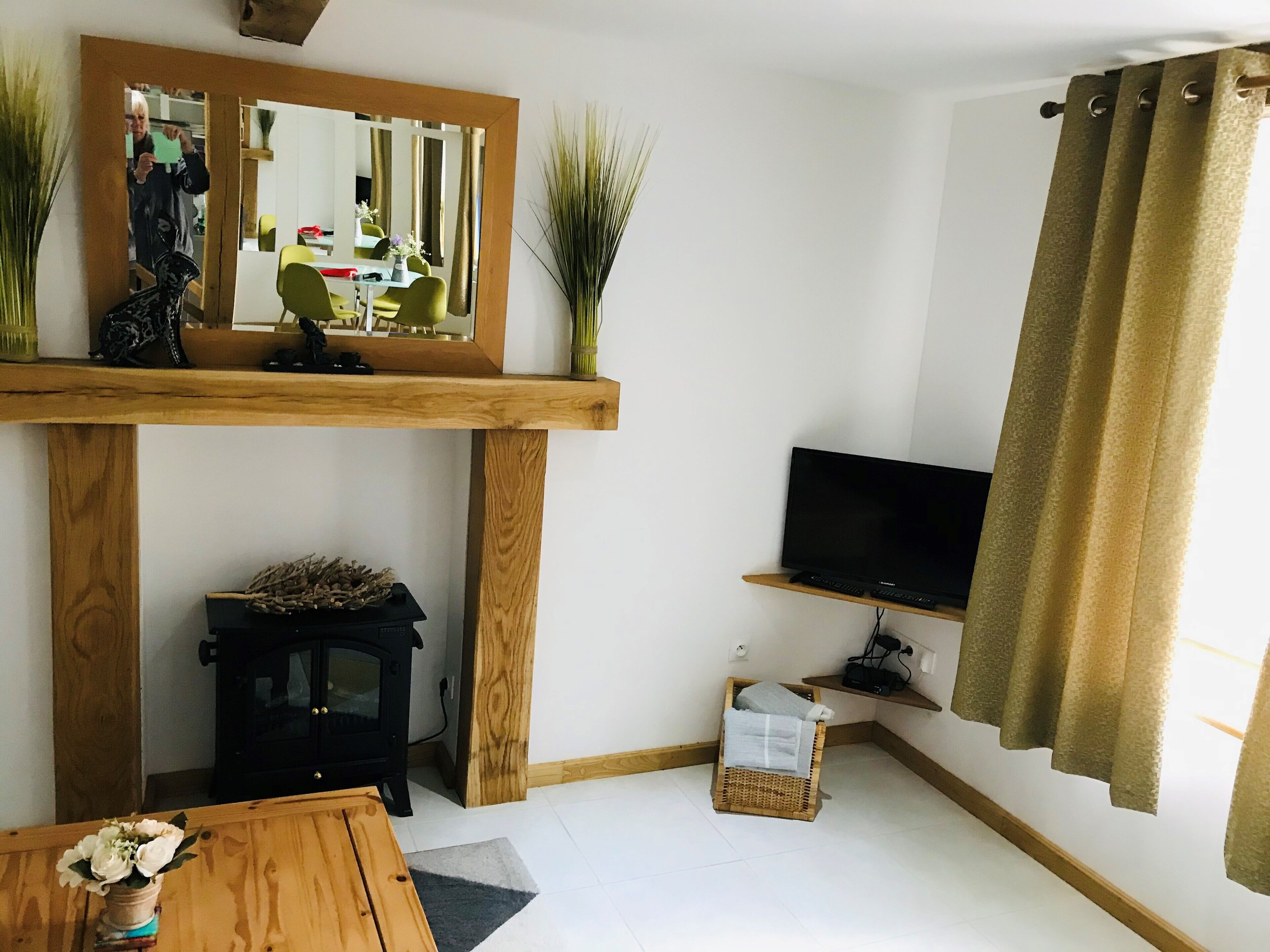 Smart-tv, een open haard, videospelletjes en een tafeltennistafel