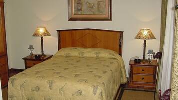 Family Room, 1 Queen Bed with Sofa bed, Pool View, Ground Floor | 1 bedroom, premium bedding, Tempur-Pedic beds, rollaway beds