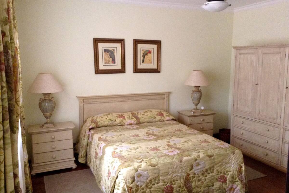 Deluxe Room, 1 Queen Bed, Non Smoking | Premium bedding, Tempur-Pedic beds, bed sheets
