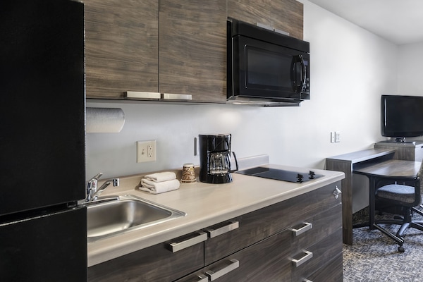 Full-size fridge, microwave, stovetop, coffee/tea maker