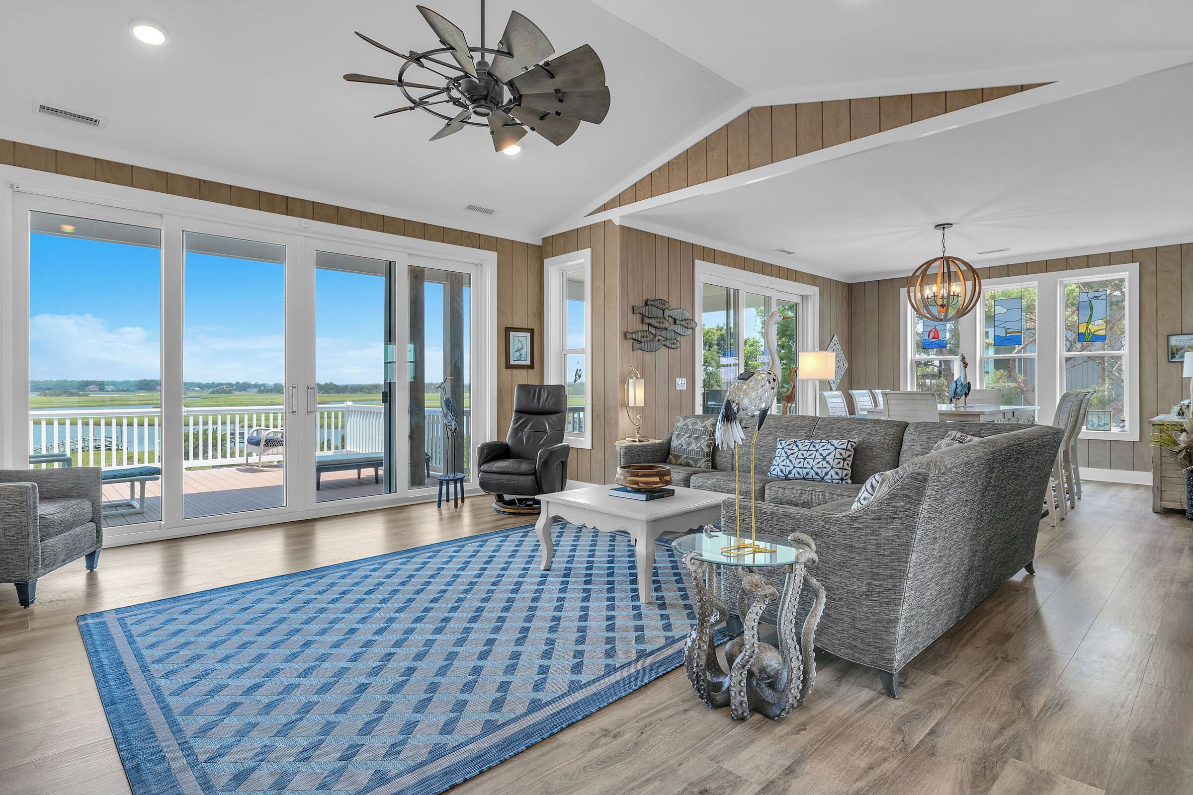 Télévision, cheminée, livres