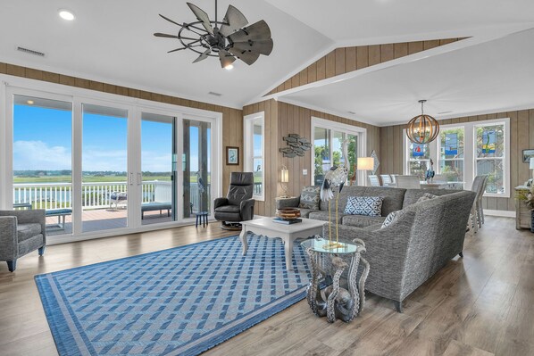 TV, caminetto, libri