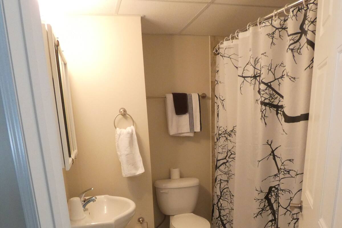 Salle de bain | Ensemble baignoire-douche, serviettes fournies