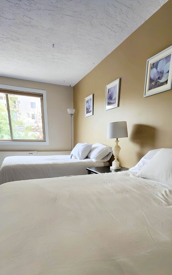 Chambre Confort, 2 grands lits | Ameublement unique, rideaux dâobscurcissement, systĂšme dâinsonorisation