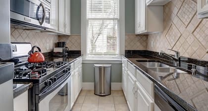 Gran casa de vacaciones de Savannah con patio cerca de Forsyth Park!