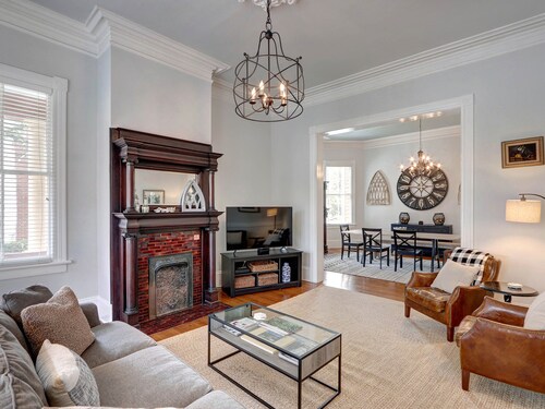 Tolles Savannah Ferienhaus mit Innenhof in der Nähe des Forsyth Parks!