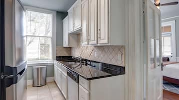 Een koelkast, een magnetron, een oven, een kookplaat