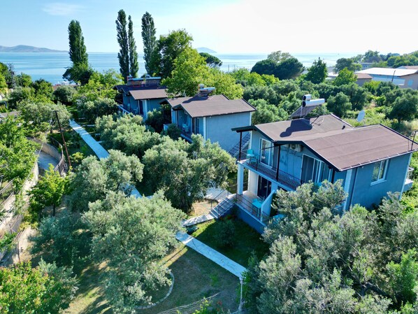 Vista frontal de la propiedad