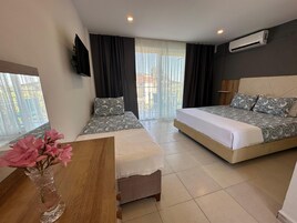 Minibar, decoración individual, escritorio y cortinas opacas