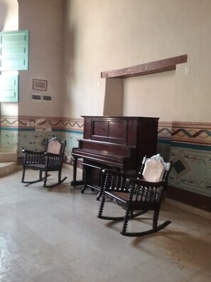 Área de estar no saguão