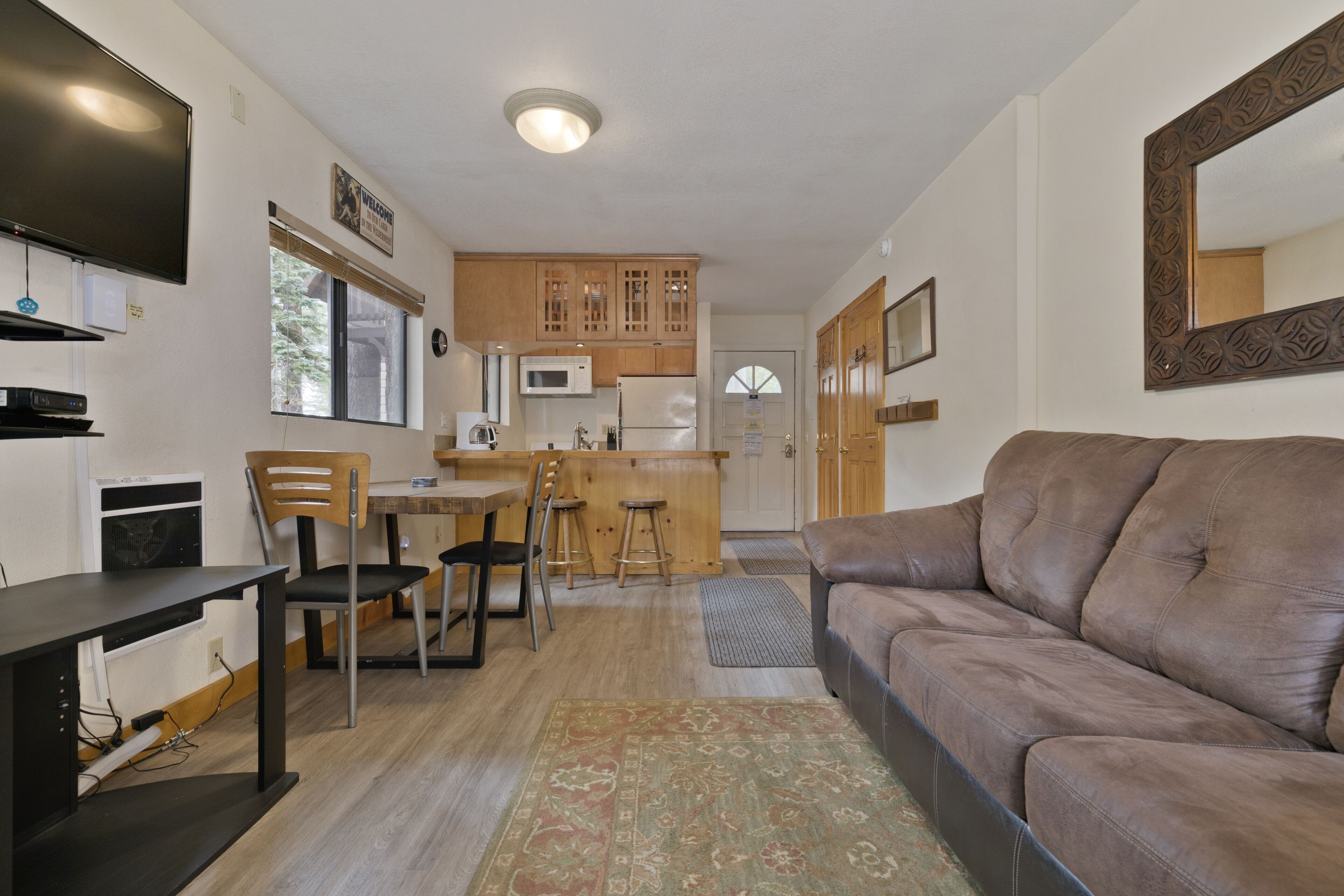 テレビ、暖炉、DVD プレーヤー、卓球台