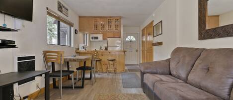 テレビ、暖炉、DVD プレーヤー、卓球台