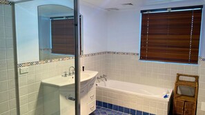 Bathtub - Magnificent Ocean Living Malua Bay (MALUA BAY)