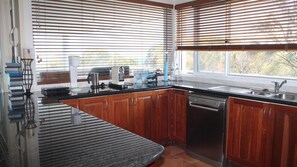Mikrowelle, Ofen, Geschirrspüler, Wasserkocher mit Kaffee-/Teezubehör