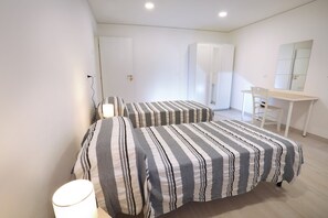 3 camere, una scrivania, ferro/asse da stiro, culla da viaggio