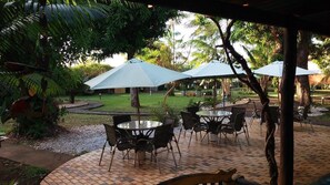 Outdoor dining - Pousada Encontro das Águas (Araguatins)