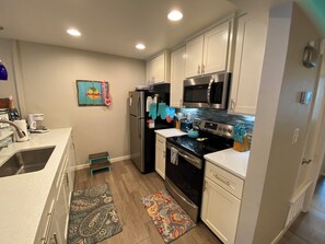 Een koelkast, een microgolfoven, een oven, een kookplaat