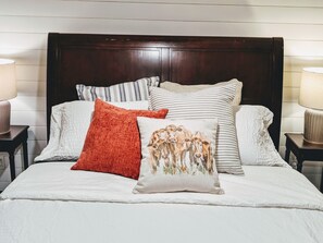 4 bedrooms, iron/ironing board, WiFi, bed sheets - Historic Hideout - Unique Getaway in Amish Country with HOT TUB (Gordonville)