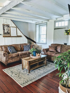 TV - Historic Hideout - Unique Getaway in Amish Country with HOT TUB (Gordonville)