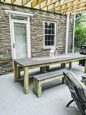 Outdoor dining - Historic Hideout - Unique Getaway in Amish Country with HOT TUB (Gordonville)