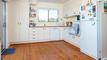 Microwave, oven, dishwasher, coffee/tea maker