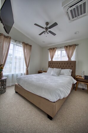 Egyptian cotton sheets, premium bedding, memory-foam beds - Pirates Cove Lodge (Temecula)