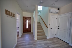 Interior entrance - Pirates Cove Lodge (Temecula)