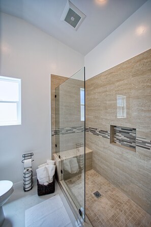 Shower, designer toiletries, hair dryer, towels - Pirates Cove Lodge (Temecula)